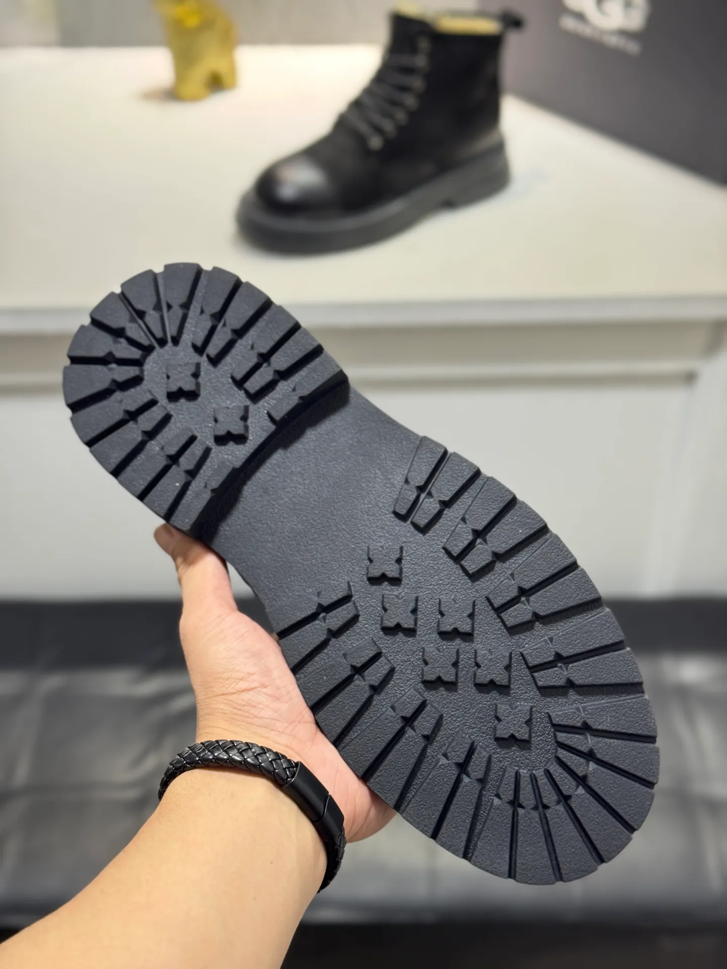 Men's men's shoes 💰660 [New style] 🦥🦥UGG - high-end quality 🔥Australian imported wool 🔥Full fur original single entry and exit counter without pressure, let you feel no replacement 💏The upper is made of first-layer cowhide 'all original Australian wool' Strict men's boots thick wool can be distinguished by the naked eye 💓Real wool keeps warm and does not smell like feet, warms the whole winter ✨Carefully crafted for those who know the goods🔥Size: 38-44 (45 customized